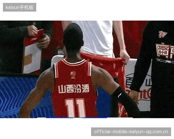 篮球教练怒摔战术板：激情与策略的碰撞瞬间揭秘